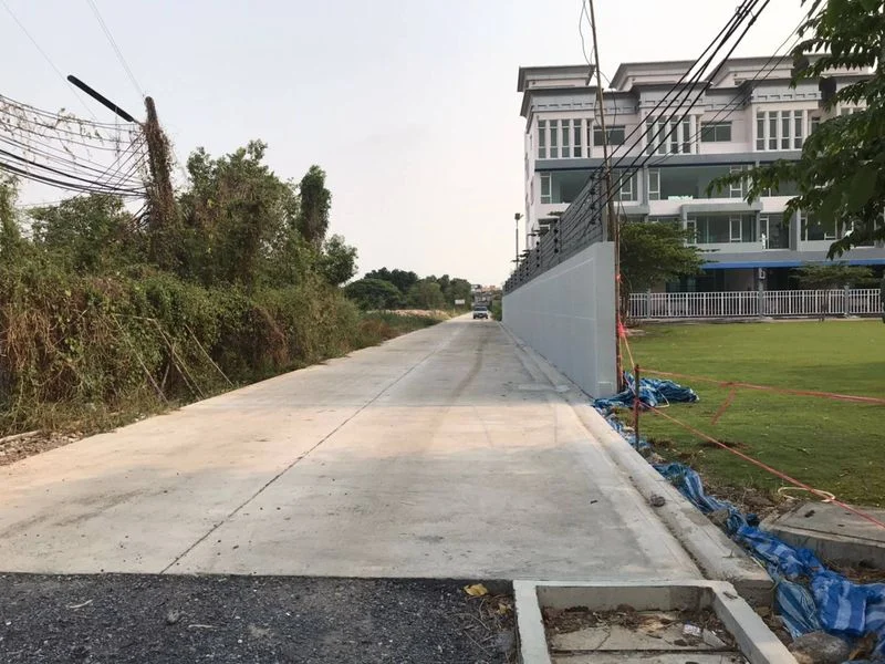 3 Rai of Land on Soi Phoem Sin 66, Bangkok, on a 6 m Concrete Road, photo 1