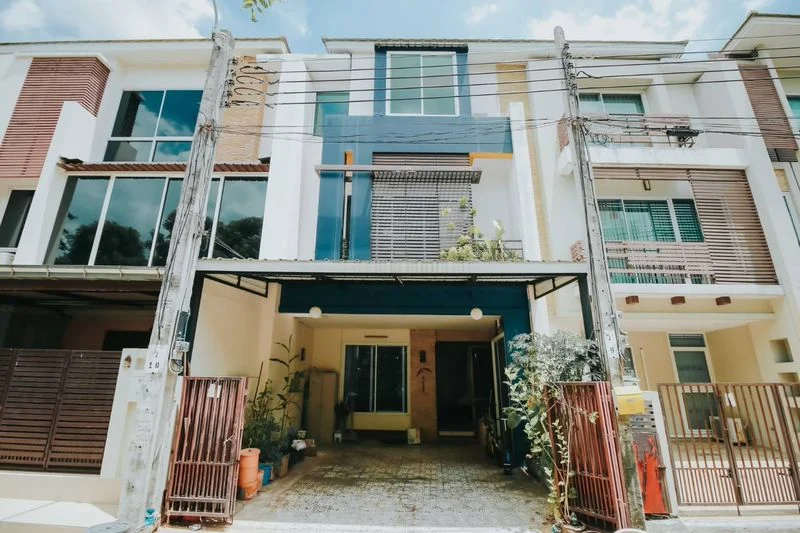 3-Storey Townhouse in Sathorn–Narathiwas, 230 sq.m., 3 Bedrooms, photo 1