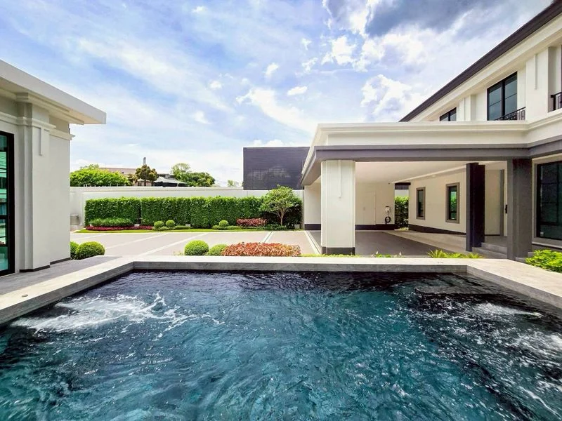 Pool Villa on Sukhumvit–Bearing, Bangkok, 170 sq wah, 4 Bedrooms, photo 1
