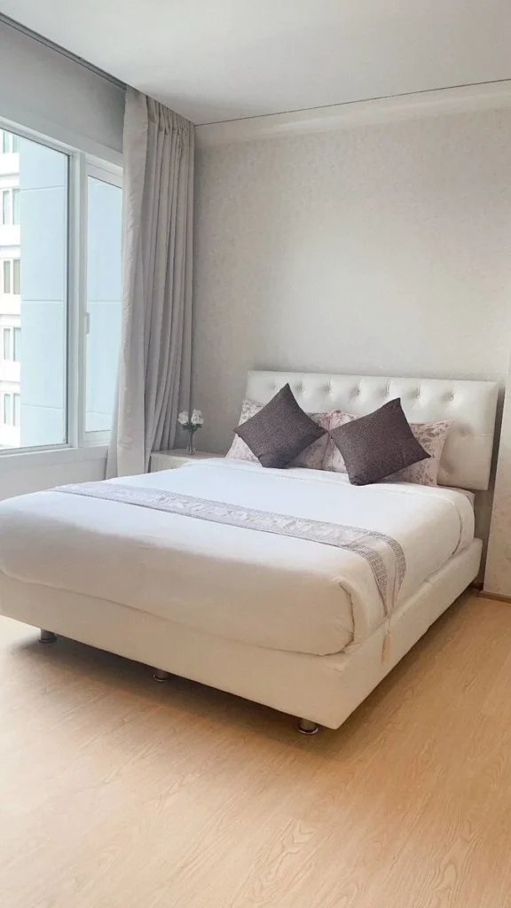 1-Bedroom Condo at BTS Thong Lo, 51.58 sq m, 21st Floor, photo 1