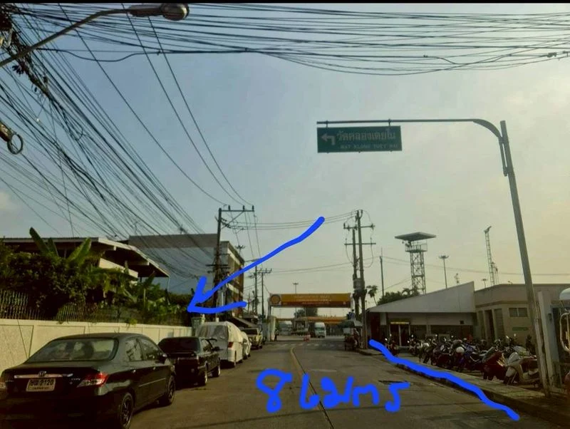 423 sq.wah of Land in Khlong Toei, Bangkok, with Roads Front and Rear, photo 1
