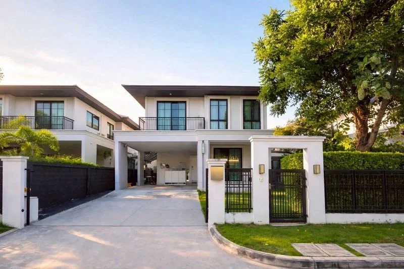 3-Bedroom Detached House in Pattanakarn, 65 sq.wah, End Plot, photo 1