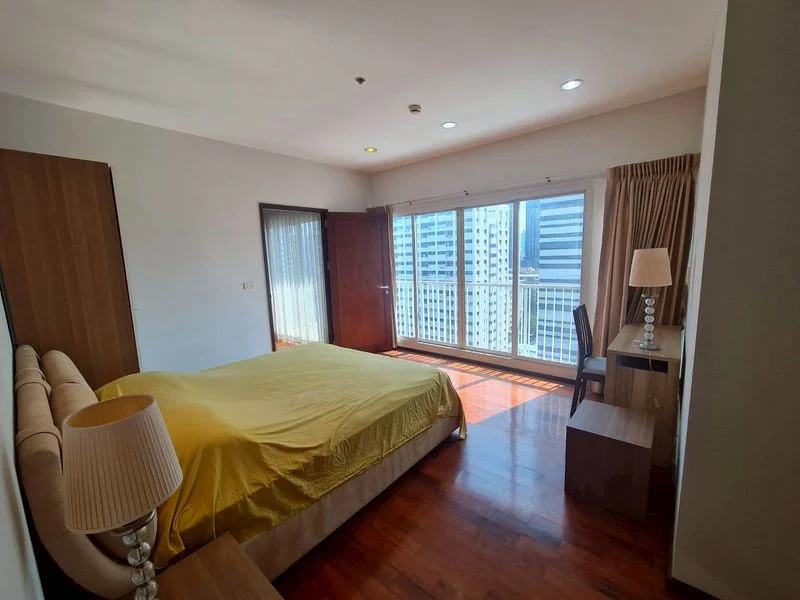 2-Bedroom Corner Condo in Thong Lo, Bangkok, 139 sq m, 3 Balconies, photo 1