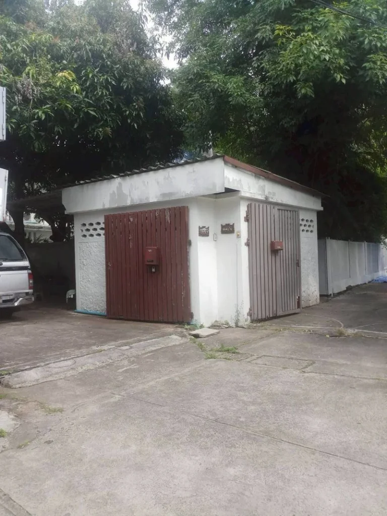 House and Land on Soi Ekkamai, Bangkok, 504 sq wah, with Pool, photo 3