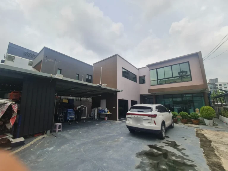 Wide view of the building, the front yard and the covered warehouse