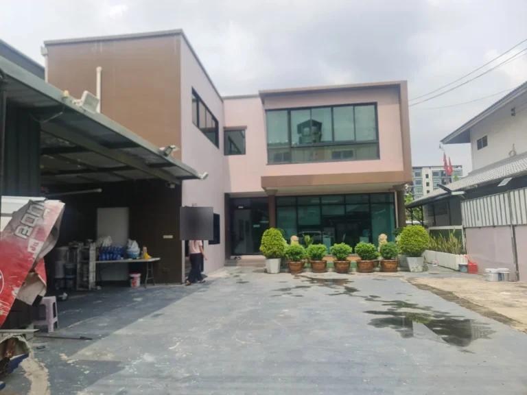 Building exterior with the front yard