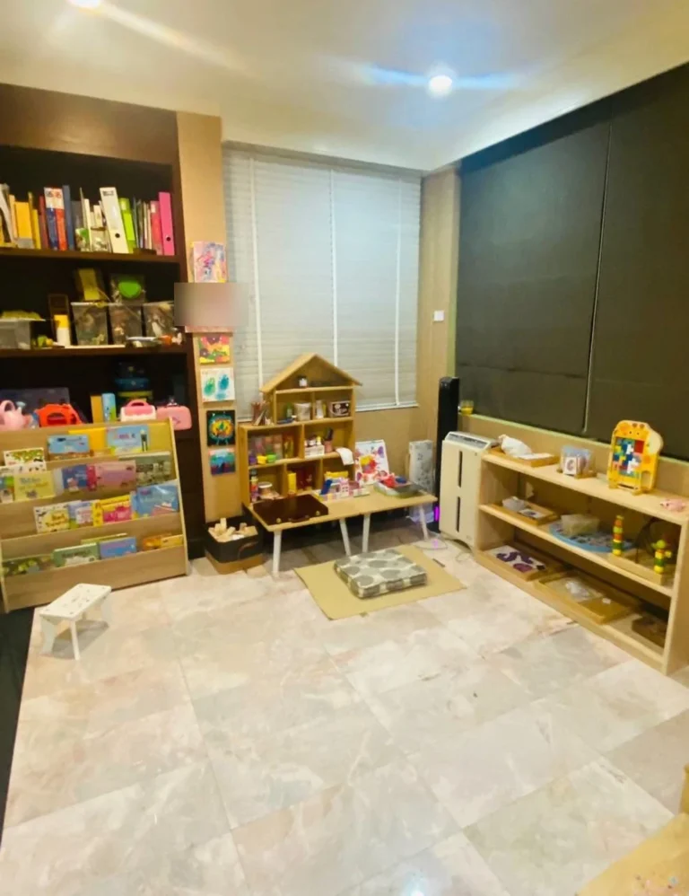 Multi-purpose room with built-in bookshelves, second view
