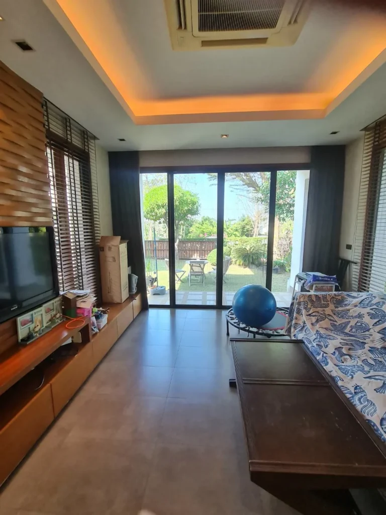 Living room with glass doors to the garden