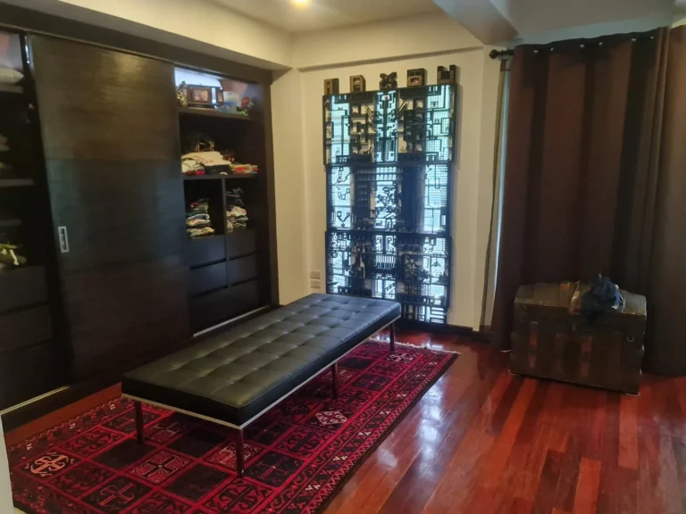 Dressing room with built-in wardrobes