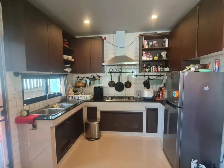 Closed kitchen with a cooker hood