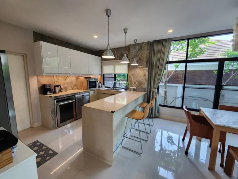 Kitchen with breakfast bar