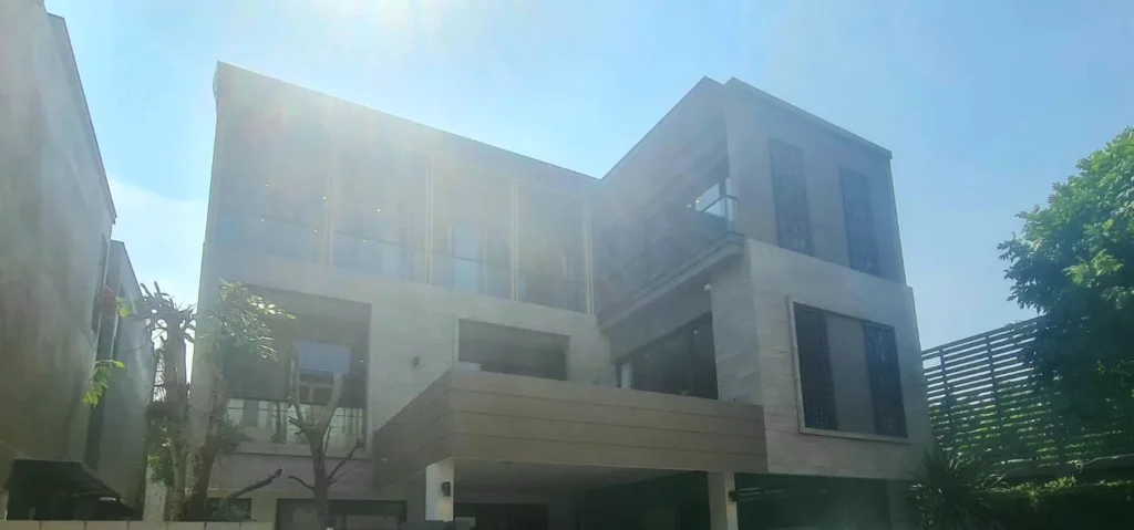 Three-storey house in Vana Residence